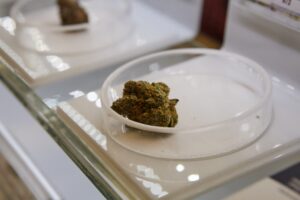 Peut-on consommer de la résine de CBD lors d’une soirée alcoolisée ?